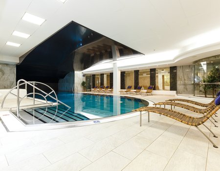 Vnitřní bazén v hotelu Thermal